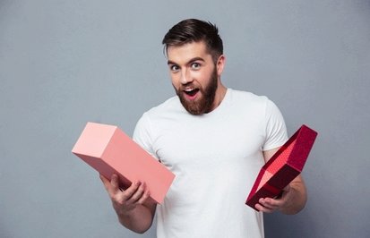 Что подарить любимым мужчинам на 23 февраля: обзор лучшей подарочной косметики