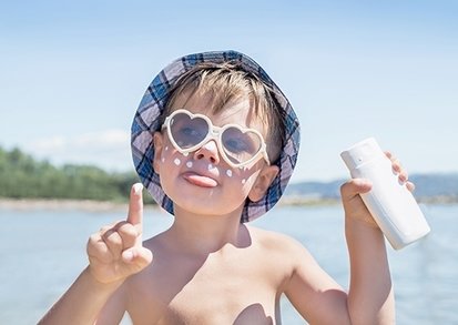 Лучшие солнцезащитные средства для детей: как правильно выбрать и использовать