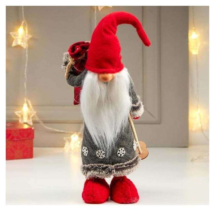 

Кукла интерьерная Дедушка мороз с мешком подарков и лыжными палками