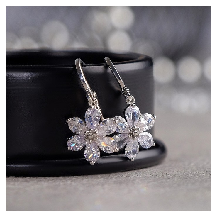 

Серьги со стразами "Лёгкость" цветок, цвет белый в серебре