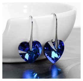 Серьги с кристаллами "Сияние сердца", цвет синий в серебре Queen Fair