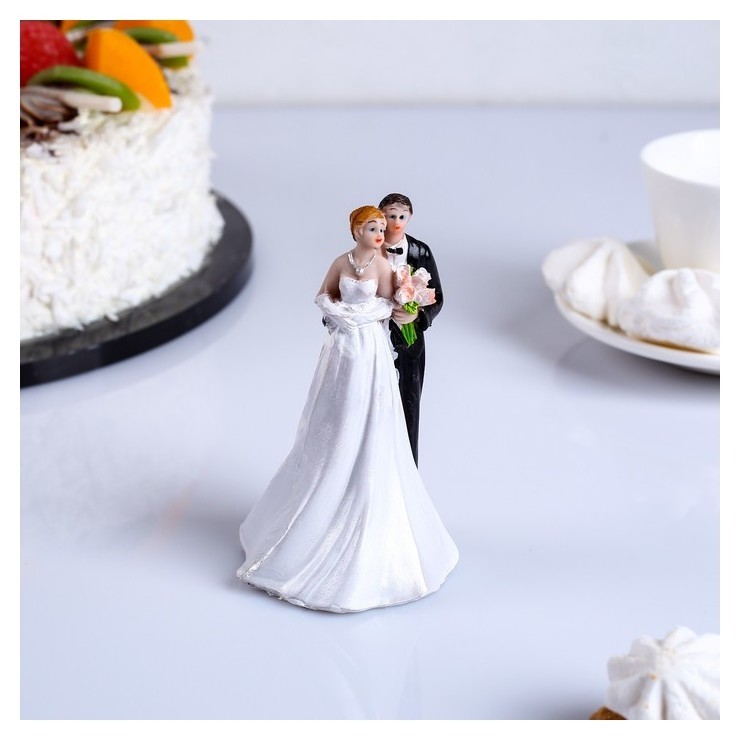 

Фигурка на торт Супруги в объятиях 12 см