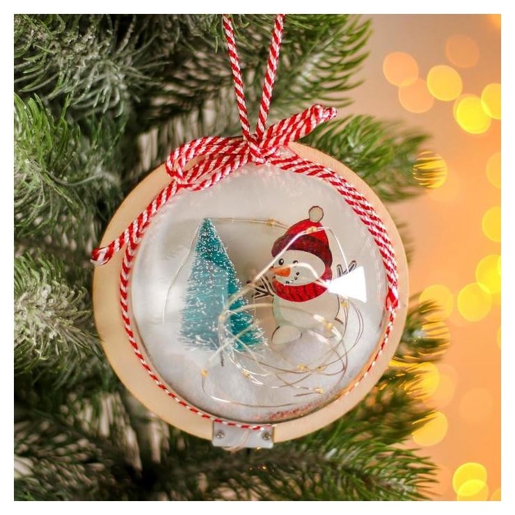 Новогодний шар с деревянной фигуркой и подсветкой «Снеговик и ёлка» 12х12 см