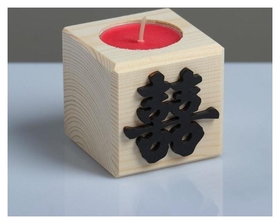Свеча в деревянном подсвечнике с ароматом вишни Куб Иероглифы Счастье 