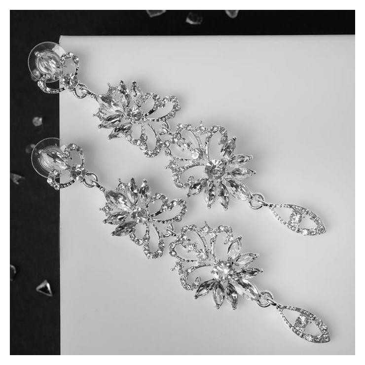 

Серьги висячие со стразами "Ажур" цветочки, цвет белый в серебре