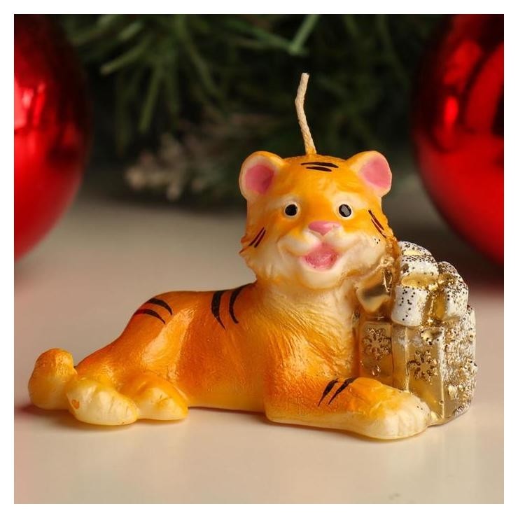 

Свеча новогодняя декоративная "Тигр с подарком", 9,2х5,8х5,4 см