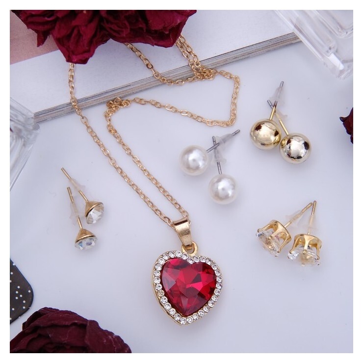 Гарнитур 5 предметов: 4 пары пуссет, кулон "Сердечко", цвет бело-красный в золоте  Queen Fair