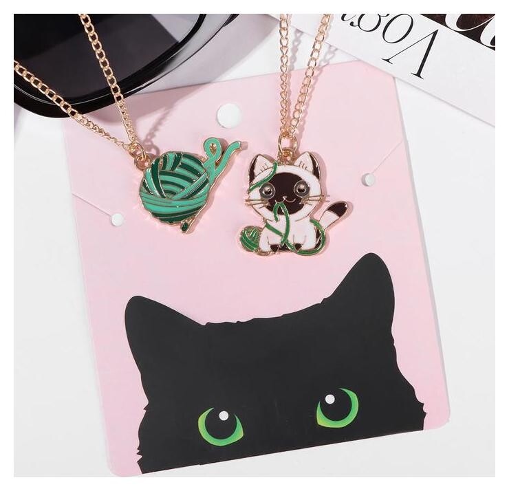 Кулоны "Неразлучники" котик с клубочком, цвет бело-зелёный в золоте, 45 см  Tell your story