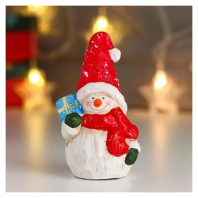Сувенир керамика "Снеговичок в красном колпаке и шарфике, с подарком" 12х6х4,7 см 