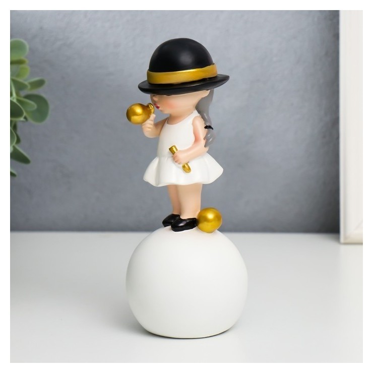 

Сувенир полистоун "Малышка в чёрной шляпке, с золотым пузырём на шаре" 15х7х7 см