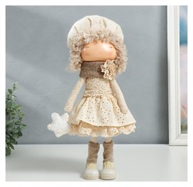 Кукла интерьерная "Малышка в берете, в бежевом наряде, с цветком" 36,5х13х17 см 