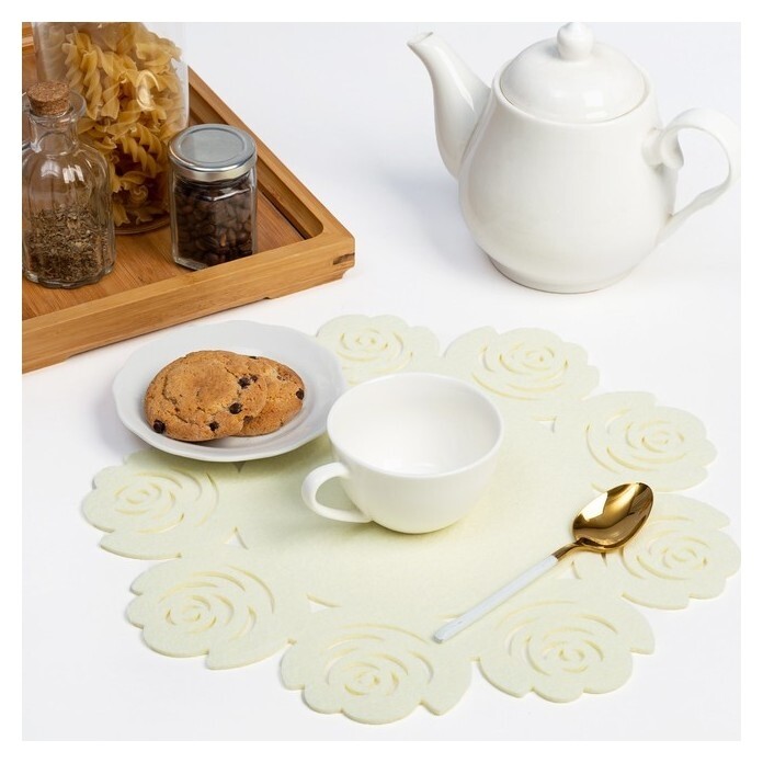 Салфетка декоративная доляна"Цветы" цвет бежевый, D 30 см, 100% п/э, фетр  Доляна