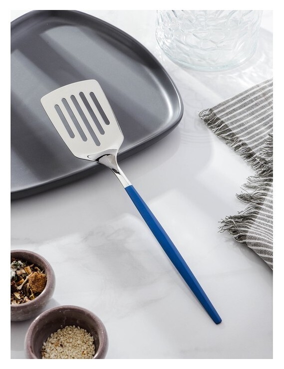 Лопатка из нержавеющей стали перфорированная Magistro «Грэйс», H=27 см, цвет ручки голубой, цвет головы серебряный  Magistro
