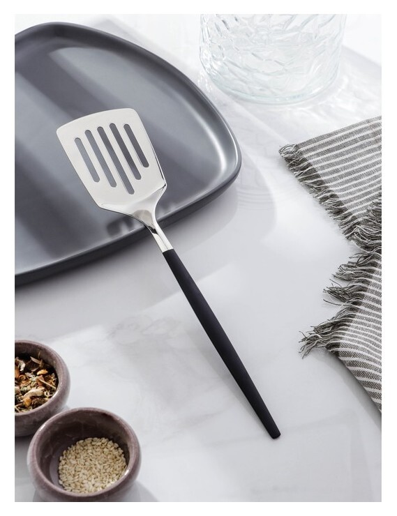 Лопатка из нержавеющей стали перфорированная Magistro «Грэйс», H=27 см, цвет ручки чёрный, цвет головы серебряный Magistro