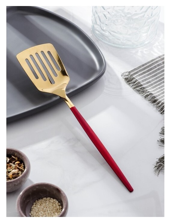 Лопатка из нержавеющей стали перфорированная Magistro «Грэйс», H=27 см, цвет ручки красный, цвет головы золотой  Magistro