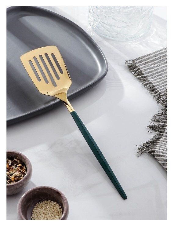 Лопатка перфорированная из нержавеющей стали Magistro «Грэйс», H=26 см, цвет ручки зелёный, цвет головы золотой  Magistro