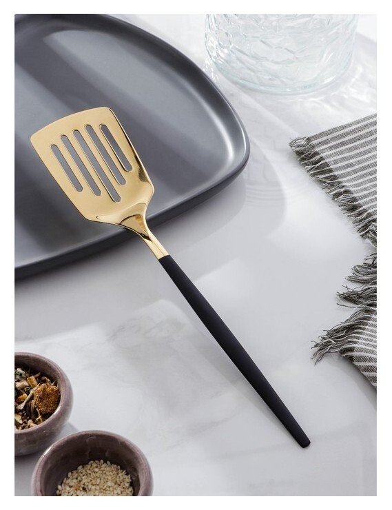 Лопатка из нержавеющей стали перфорированная Magistro «Грэйс», H=27 см, цвет ручки черный, цвет головы золотой  Magistro
