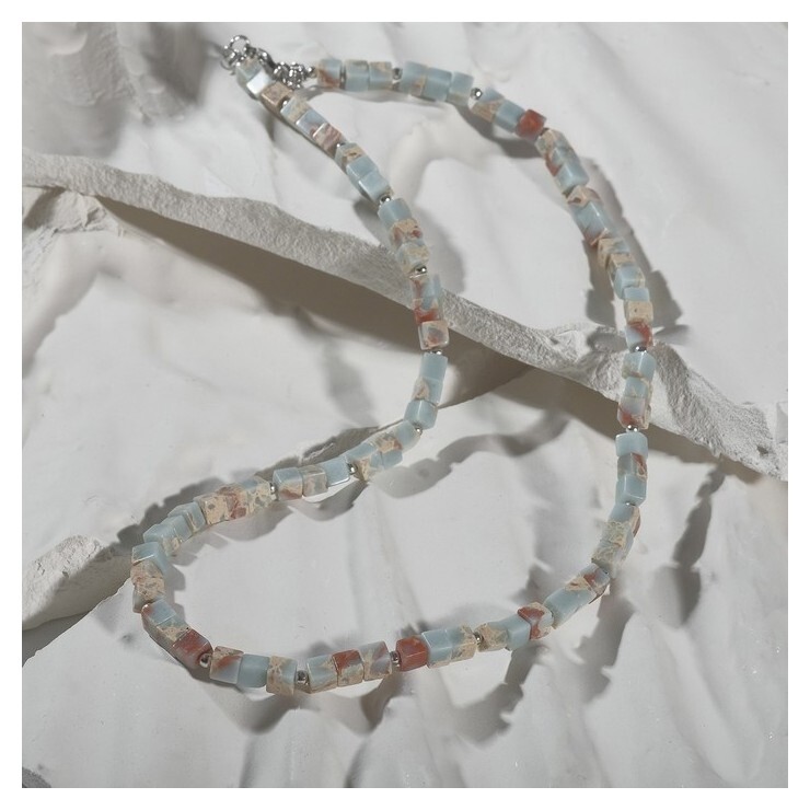 Бусы кубик 4*4мм через бусину "Варисцит", 40см + 5см удлинитель  