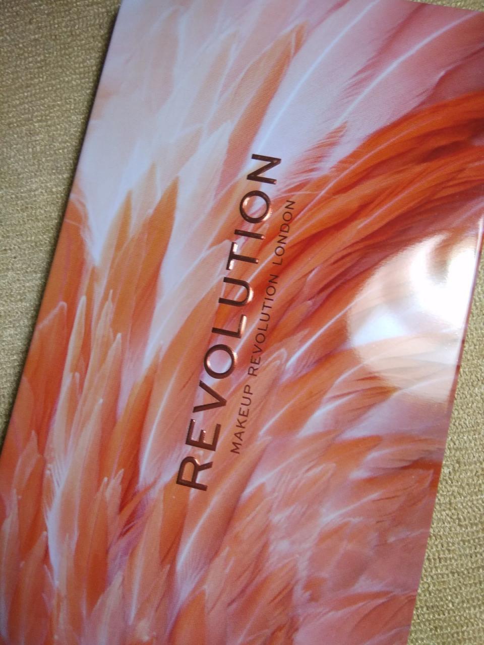 Отзыв на товар: Палетка теней для век Forever Flawless Flamboyance Flamingo Eyeshadow Palette. Makeup Revolution. Вид 1 от 21.10.2022 