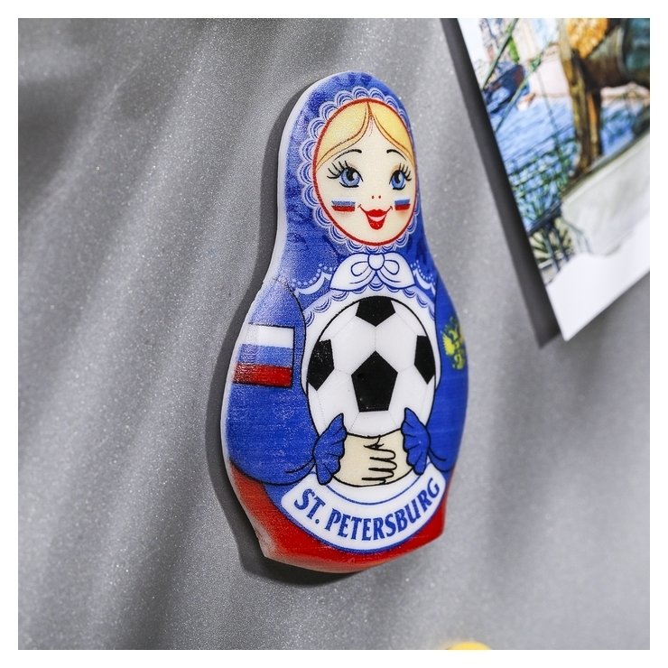 Сувенир магнит в форме матрёшки Санкт-Петербург с футбольным мячом