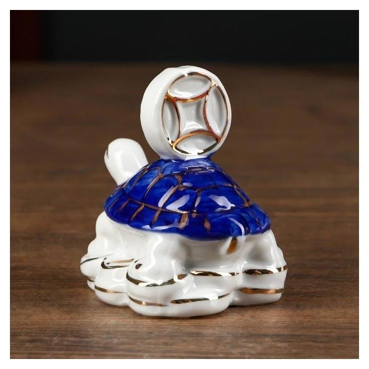 Сувенир керамика нэцке Черепаха с китайской монетой бело-синяя с золотом 7,5х7,5х5 см