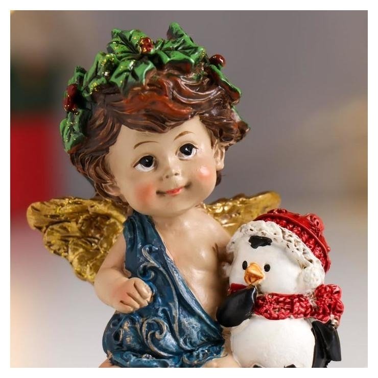 Сувенир полистоун Ангел-малыш с рождественским венком, с пингвином 7,5х6,5х4,6 см