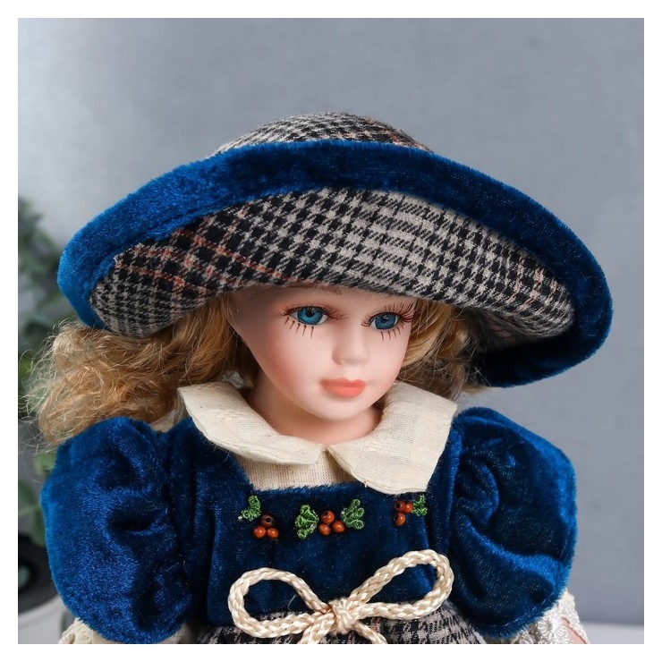 Кукла коллекционная керамика Тася в барх.синем платье с передник-клетка, с корзиной 30 см 626092