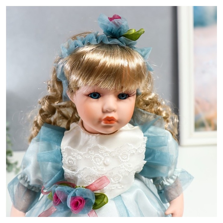 Кукла коллекционная керамика Флора в бело-голубом платье и лентой на голове 30 см