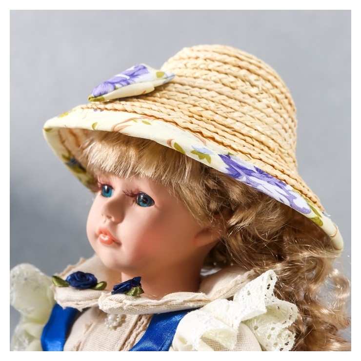 Кукла коллекционная керамика Алиса в синем платье с цветами, в соломенной шляпке 30 см